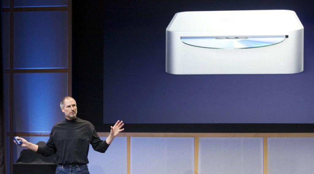 Steve Jobs introducerar Mac Mini, "en mer prisvärd Mac", på ett event i oktober 2005.